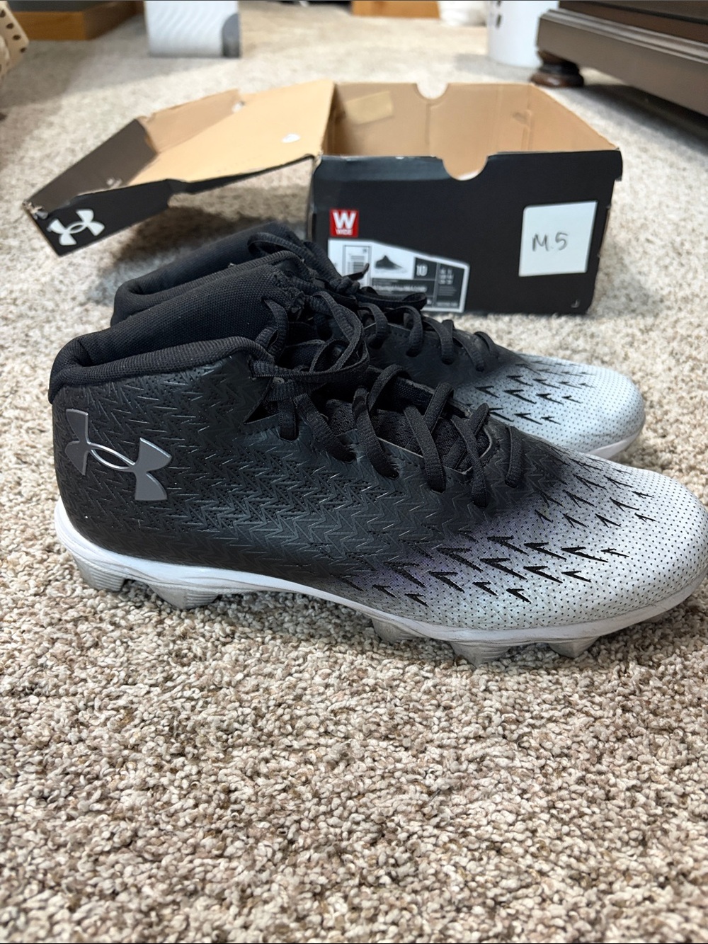 Under Armour Men’s Black and Gray Gradient Athletic Cleats